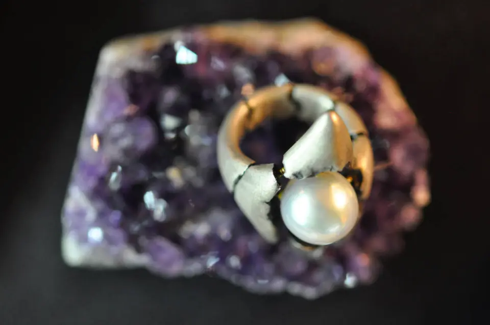 Bague posée sur une géode d’améthyste