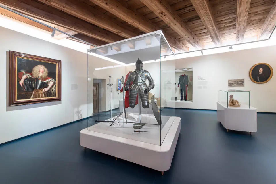 Armure présentée dans une vitrine contemporaine