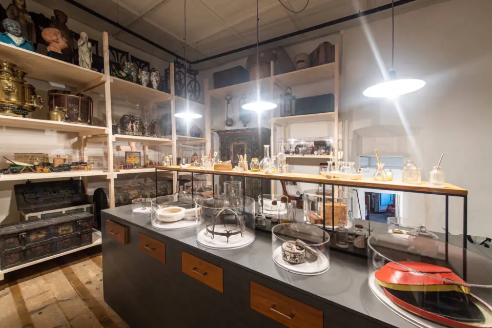 Show-dépôt du château, objets présentés en vitrine