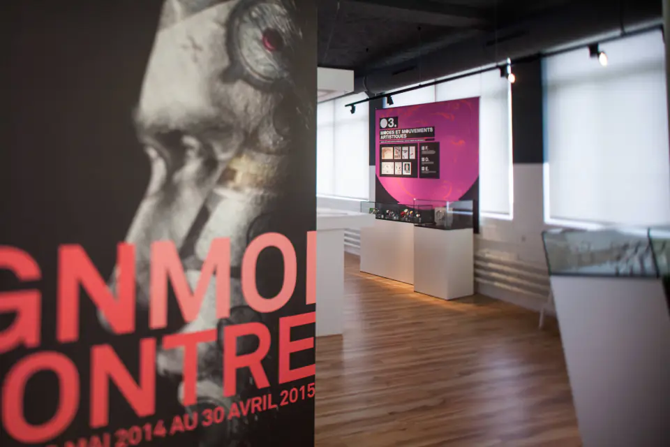 Grand visuel et titre de l’exposition à l’entrée