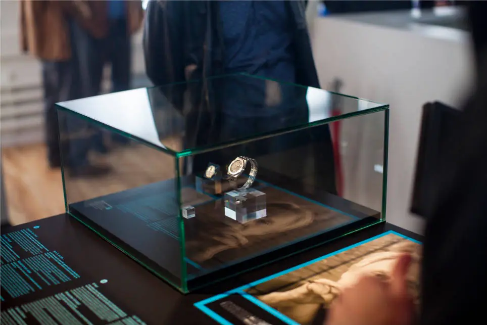 Vitrine de verre présentant une montre