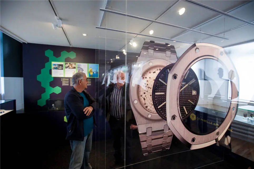 Visiteurs devant la Royal Oak monumentale