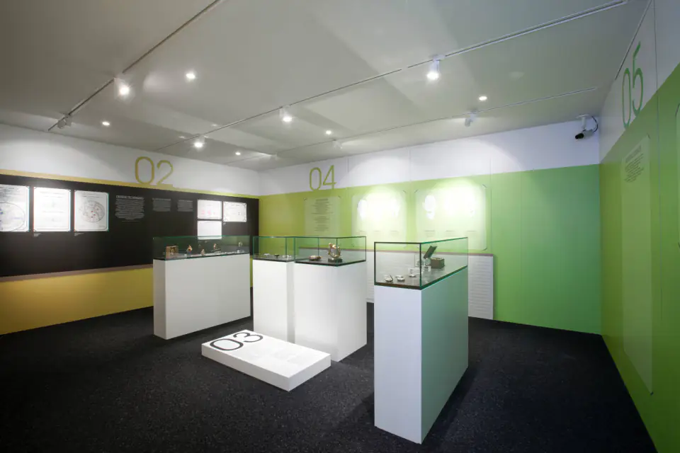 Salle verte et vitrines de l’exposition Montres-École