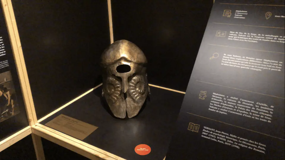 Casque antique présenté en vitrine