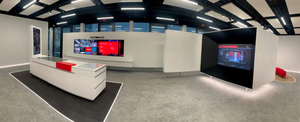 Visualisation réelle du showroom : espace blanc et écrans configurables