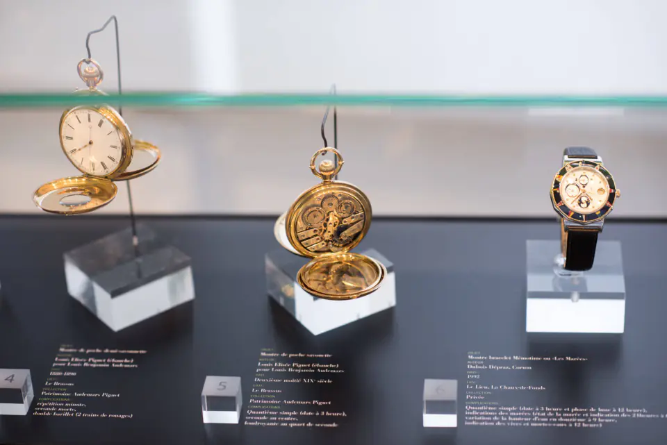 Montres de poche à complications présentées sur socles