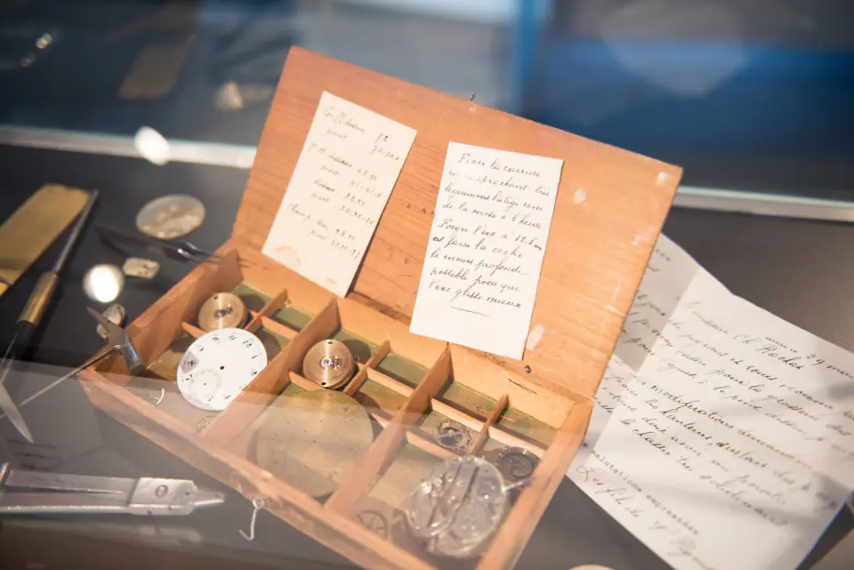 Coffret d’horloger, lettres manuscrites et mouvement de montre