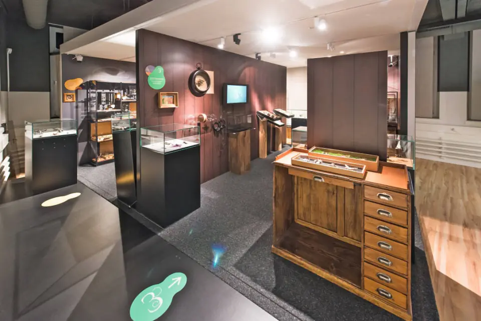 Salle d’exposition meublée d’établis d’horloger