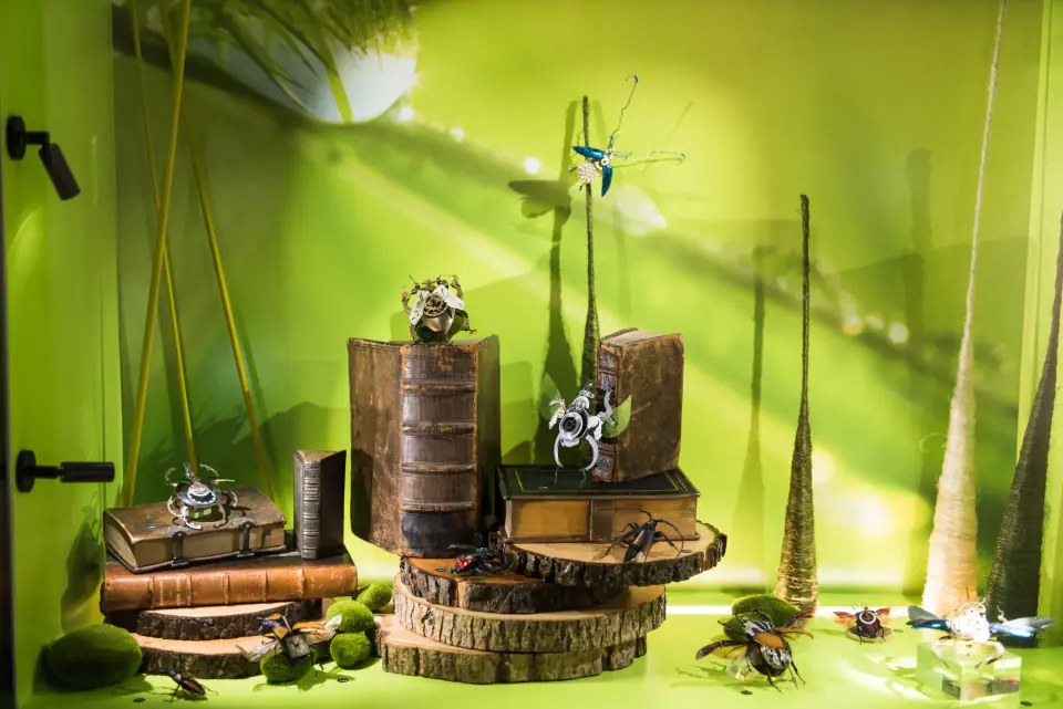 Vitrine verte présentant des insectes mécaniques
