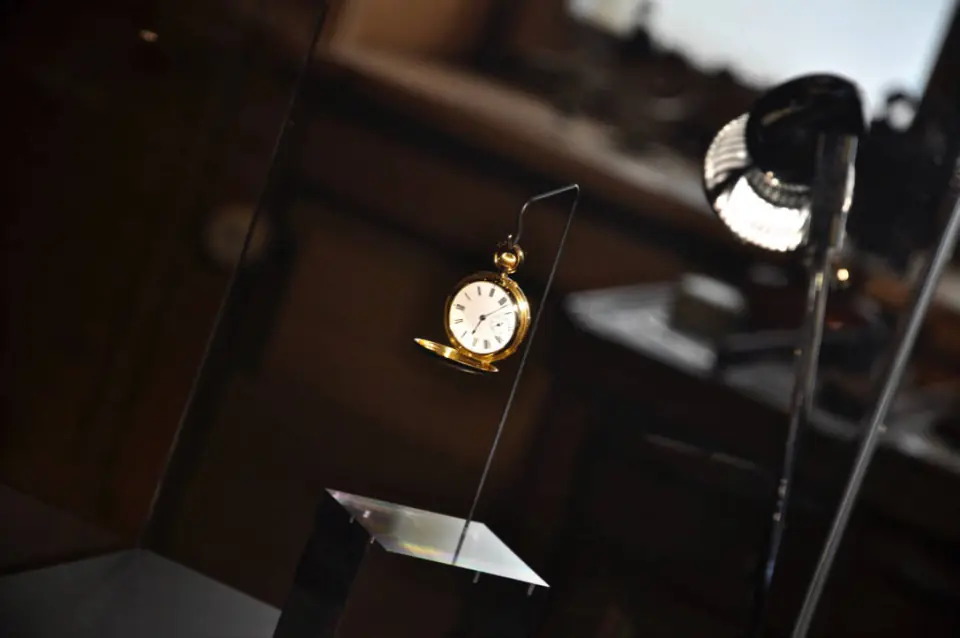 Montre de poche éclairée sous une lampe