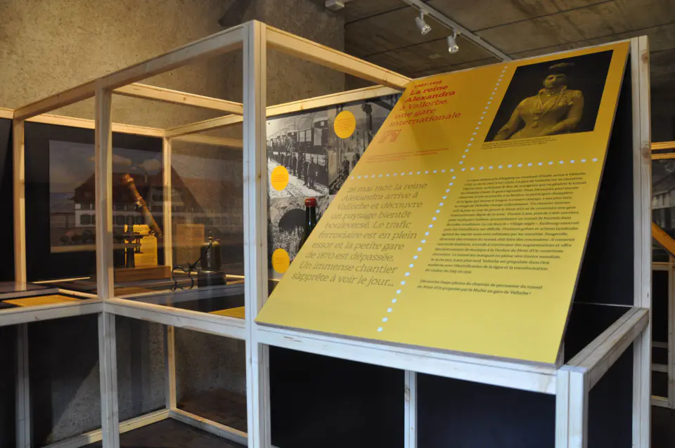Pupitre jaune présentant l’histoire de la gare