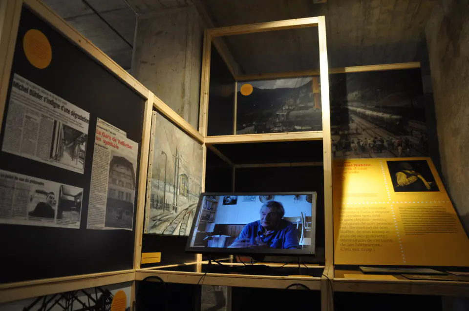 Vitrine et écran au cœur des structures en bois