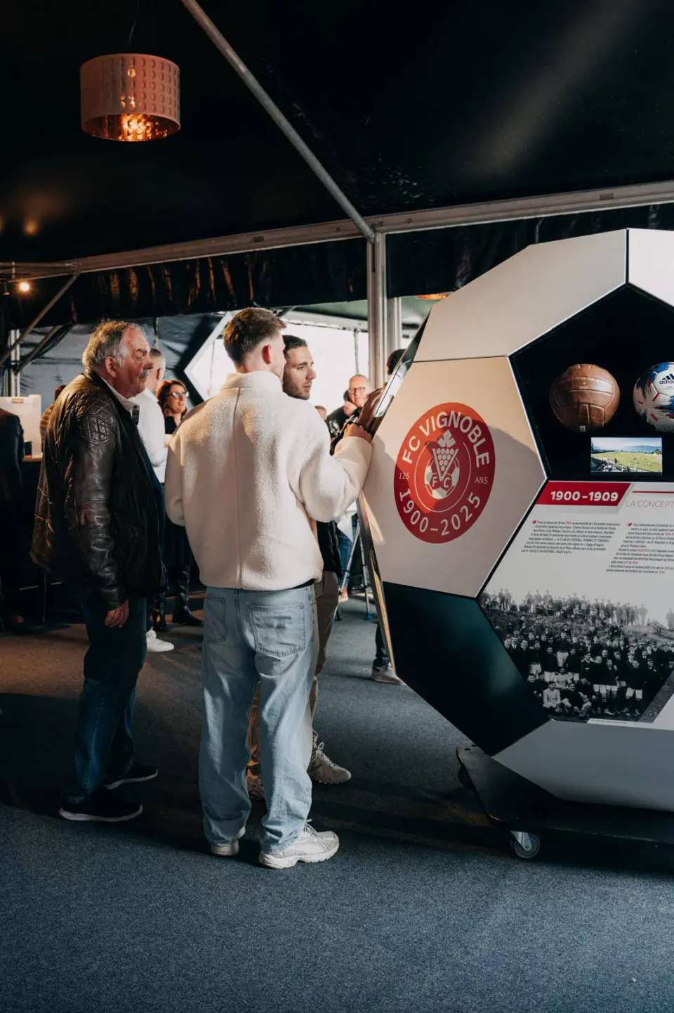 Crowd gathered around the balloon-exhibition