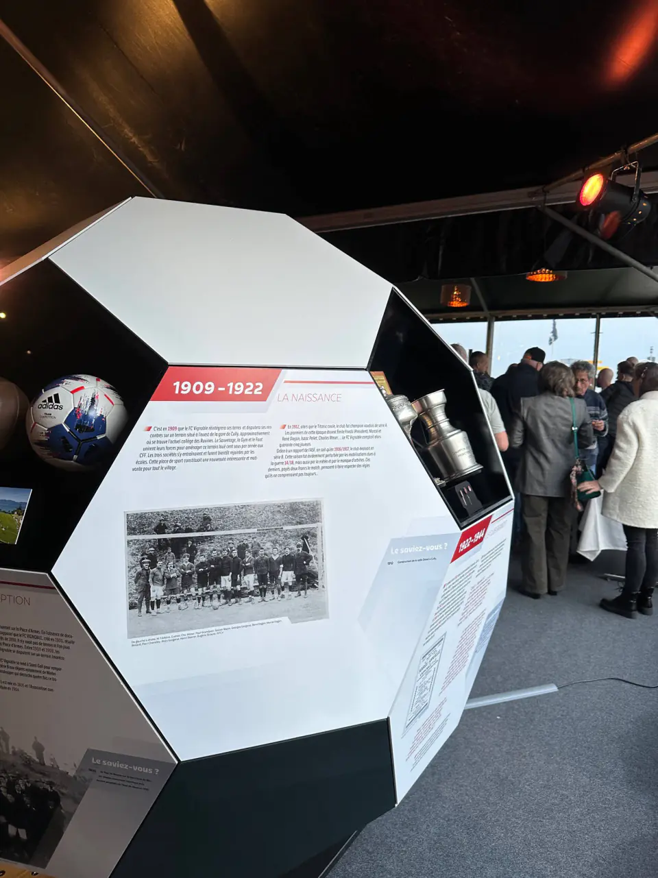Visitors around the Vigno’Ball