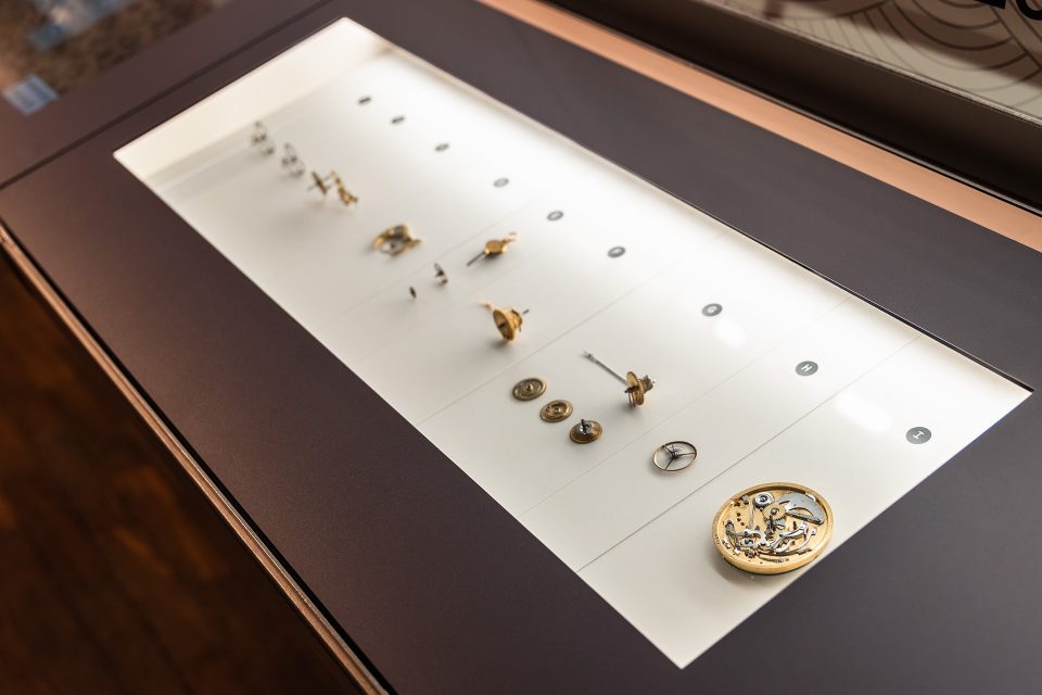Vitrine lutrin présentant des mécanismes d’horlogerie