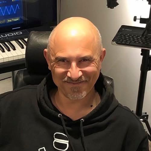 Vincent Jaton dans son studio multi-fonctions: muséographie - musique - film synchro
